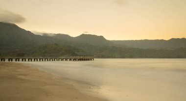 Dawn ve Hanalei'deki Bay Kauai Hawaii güneş doğarken