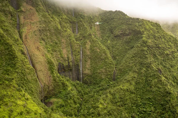 Садовый остров Кауаи из вертолетного тура — стоковое фото
