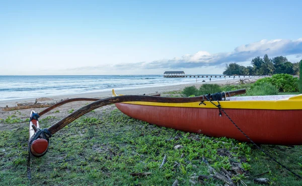 Canoa tradicional hawaiana por el muelle Hanalei Kauai —  Fotos de Stock