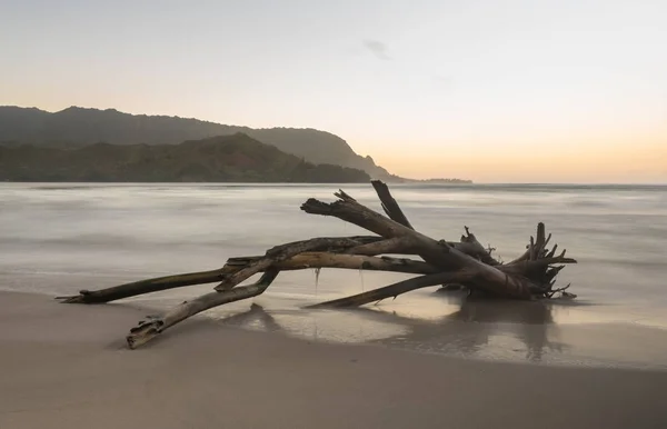 Morgendämmerung und Sonnenaufgang in der Bucht von Hanalei auf Hawaii — Stockfoto