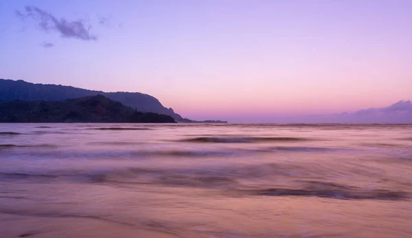 黎明和日出在夏威夷考艾岛哈纳莱伊湾 — 图库照片