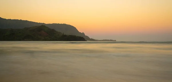 Morgendämmerung und Sonnenaufgang in der Bucht von Hanalei auf Hawaii — Stockfoto