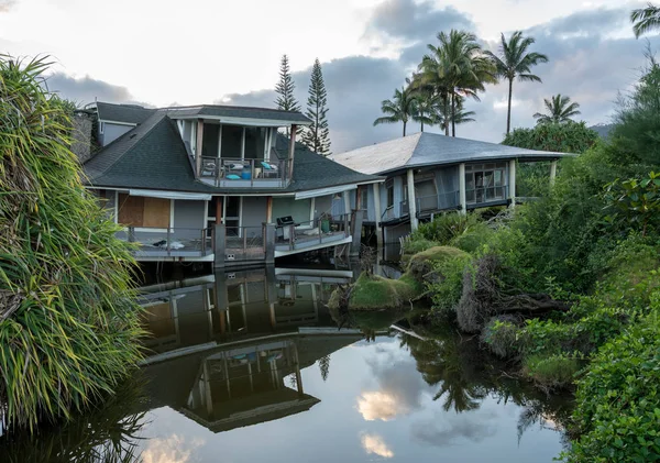 Beach houses collapsed after heavy rain in April 2018 in Hanalei — Stock Photo, Image