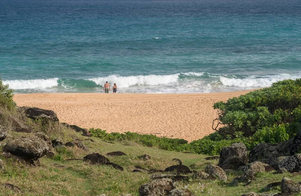 Turistas en Donkey Beach en Kauai — Foto de Stock