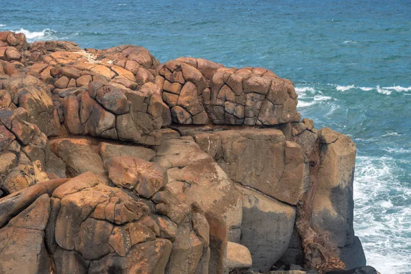 Roca volcánica inusual en la costa de Kauai cerca de Kapaa — Foto de Stock