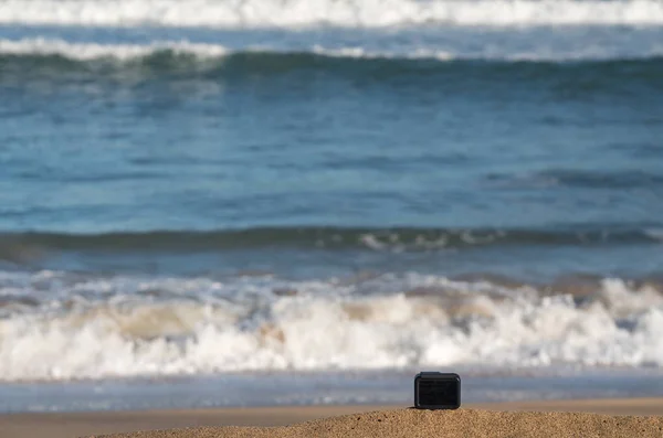 Kameran på stranden tar timelapse av rullande vågor — Stockfoto