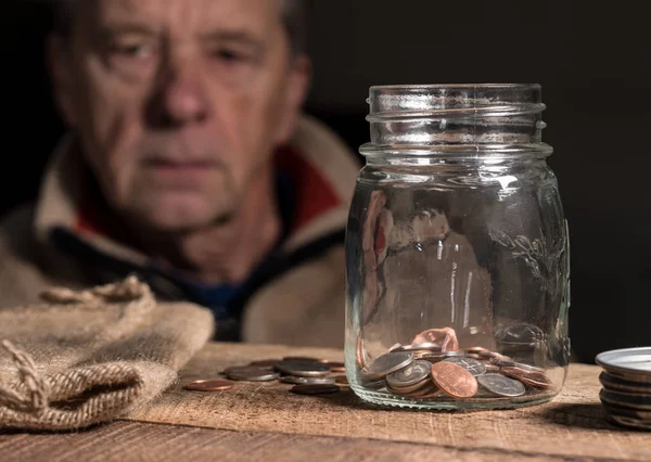 Senior schakelde Kaukasische man kijken naar resterende besparingen — Stockfoto