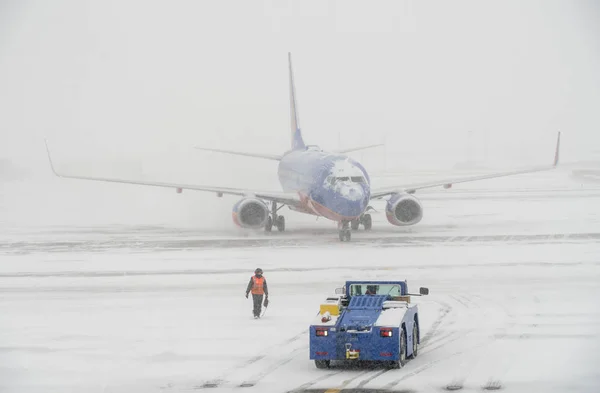Jihozápadní letadla na ranveji během sněhové bouře v Denveru — Stock fotografie