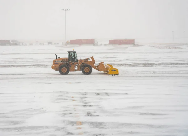 Arado de neve limpando a pista durante tempestade de neve em Denver — Fotografia de Stock