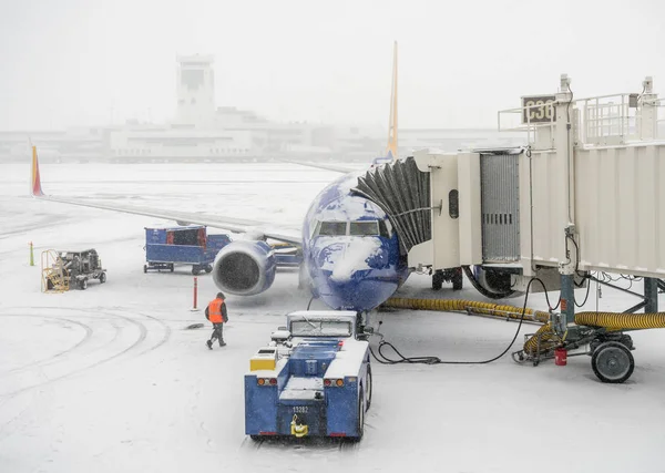 Aviones del suroeste en el embarcadero durante tormenta de nieve en Denver — Foto de Stock