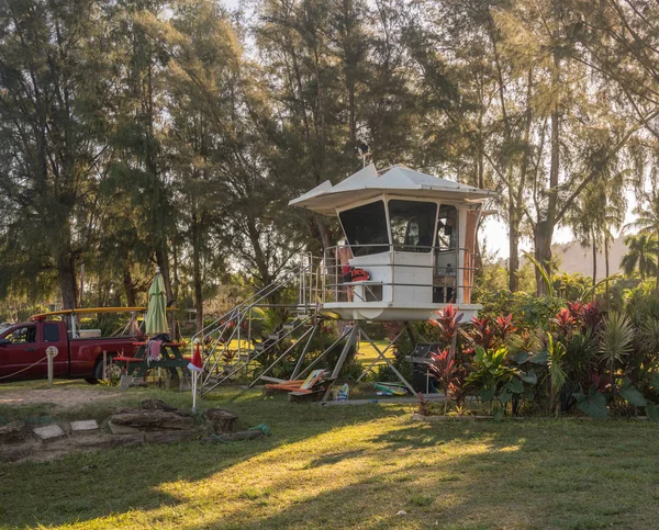 Рятувальник станції на Hanalei Bay beach на острові Kauai — стокове фото