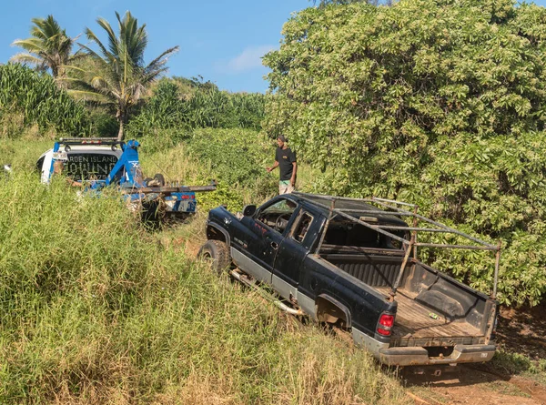 Camion abandonné sur la plage de Kauai remorqué — Photo