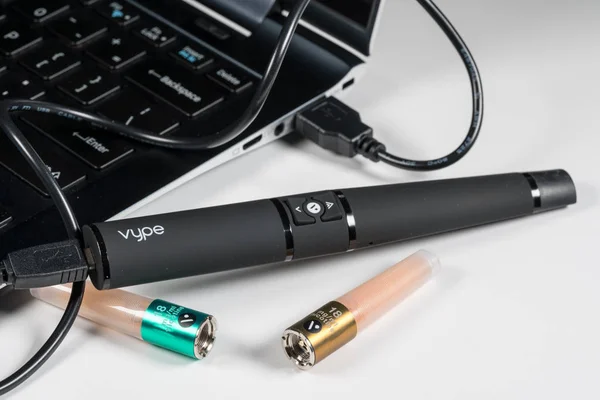 Vype ePen nicotine dispenser being charged with flavour caps — Stock Photo, Image