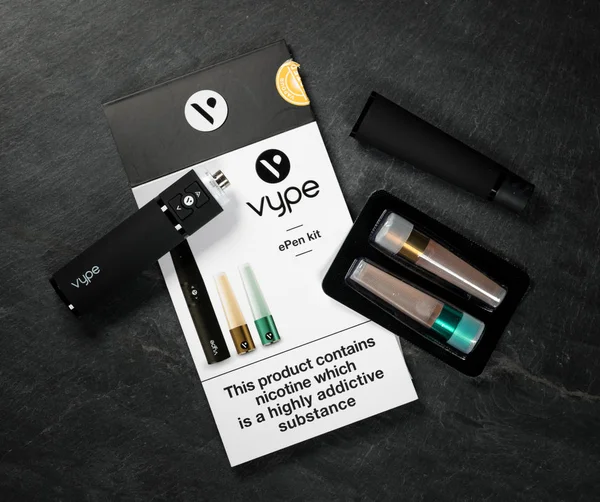 Box holding Vype epen nikotin dispenser och kepsar — Stockfoto