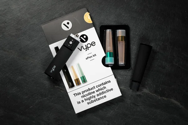 Box holding Vype epen nikotin dispenser och kepsar — Stockfoto