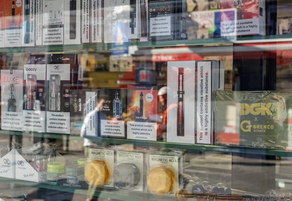 Reflejo de muchas marcas de cigarrillos electrónicos en Londres — Foto de Stock