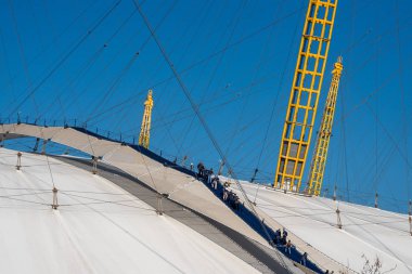Yukarı O2 arena'turistler üzerinde çatı yürürken