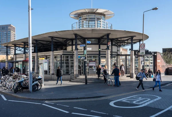Moderner Eingang zum Bahnhof Woolwich Arsenal in London — Stockfoto