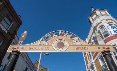 Londra'da Woolwich pazara giriş işareti