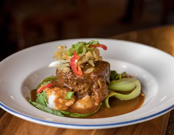 Rundvlees Rendang curry in witte kom op pub tafel — Stockfoto