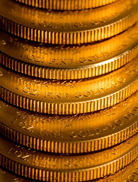 Stack of US Treasury Gold Eagle en ounce mønter - Stock-foto