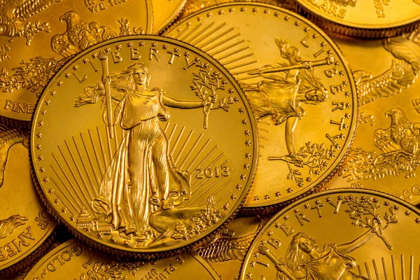 Stapel van ons Treasury Gold Eagle een ounce munten — Stockfoto