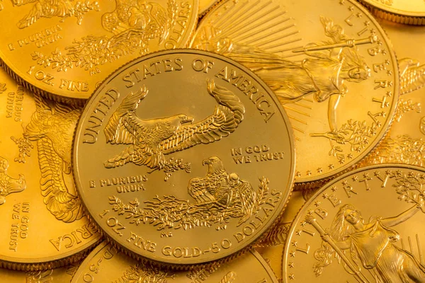 Stapel von uns Schatzkammern Goldadler 1 Unze Münzen — Stockfoto