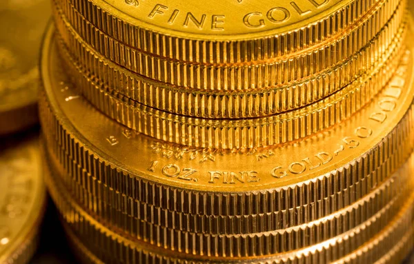 Stack of US Treasury Gold Eagle moedas de uma onça — Fotografia de Stock