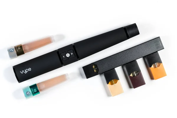 Vype and Juul ecigarette nicotine dispenser and pods or caps — Stock Photo, Image