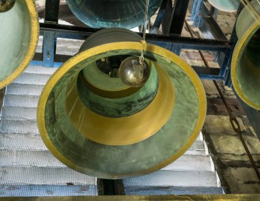 Aşağıdan eski kilise kilise kule çan içine görüntülemek