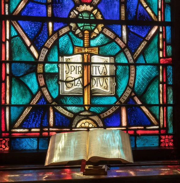La luz de la vidriera cae sobre la biblia abierta en la iglesia americana — Foto de Stock