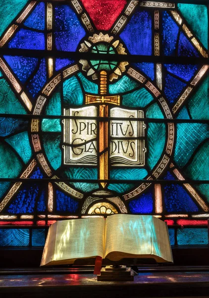 Licht uit glasraam valt op open Bijbel in Amerikaanse kerk — Stockfoto