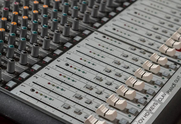 Nahaufnahme moderner Schieberegler auf dem Audio-Soundmischpult — Stockfoto