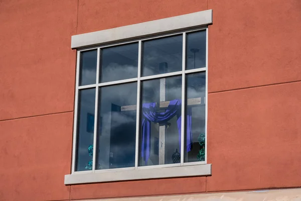 Cruz de madera con drapeado púrpura para Cuaresma y Pascua en ventana de iglesia —  Fotos de Stock