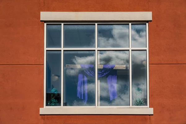 Holzkreuz mit violettem Tuch für Fastenzeit und Ostern im Kirchenfenster — Stockfoto