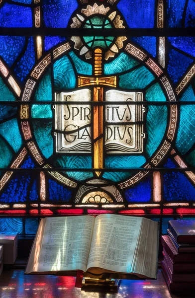 La luz de la vidriera cae sobre la biblia abierta en la iglesia americana — Foto de Stock