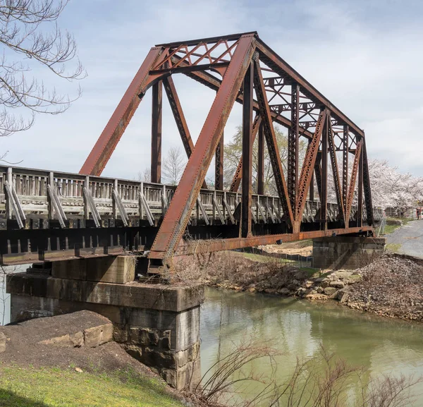 Stalowy most dźwiga prowadzi szlak rowerowy nad Deckers Creek Morgantown — Zdjęcie stockowe