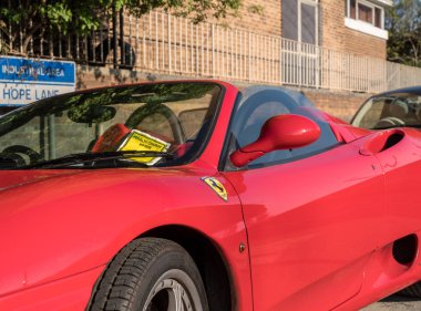 Parlak kırmızı Ferrari spor araba park cezası