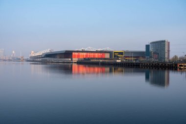 Gün doğumunda Londra Docklands Excel konferans merkezi