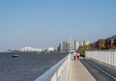 Greenwich yakınlarındaki Thames Bisiklet Yolu üzerinde Walkers