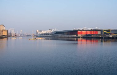 Gün doğumunda Londra Docklands Excel konferans merkezi