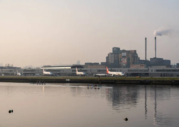 London City Airport bei Sonnenaufgang an nebligem Tag — Stockfoto