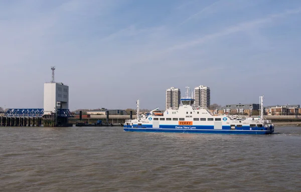 Woolwich Ferry přes řeku Temži v Londýně — Stock fotografie