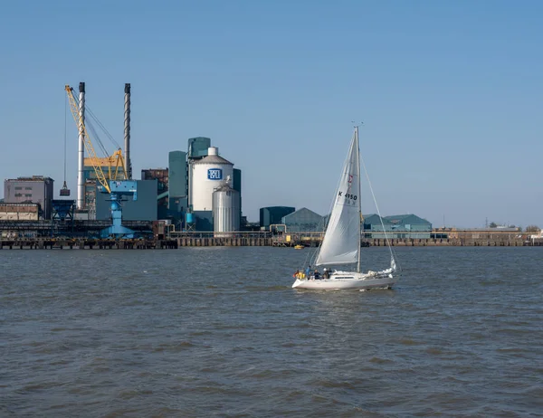 Tate and Lyle sugar refinery by river thames in London — Stock Photo, Image