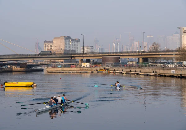 Rowers by London City Airport at sunrise on misty day — Stock Photo, Image