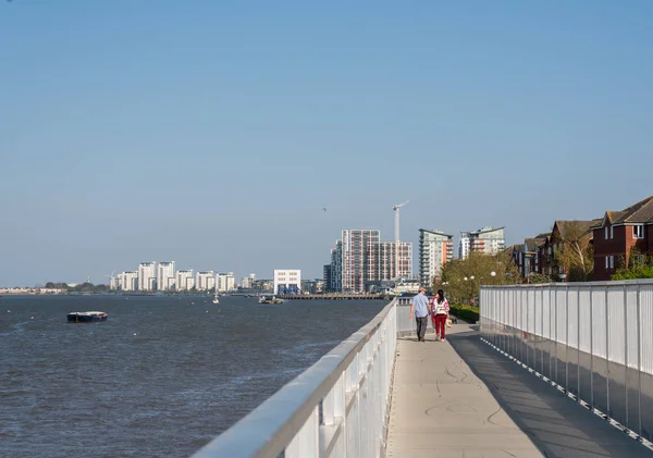 Spacerowiczów na ścieżce rowerowej Tamizy w pobliżu Greenwich — Zdjęcie stockowe