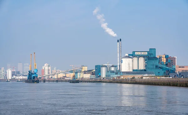 Tate e Lyle refinaria de açúcar pelo rio Tâmisa em Londres — Fotografia de Stock