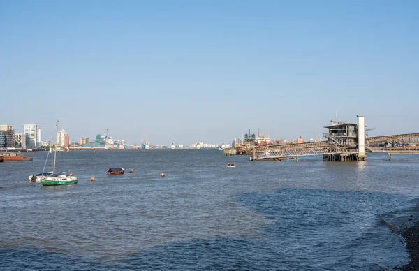 Moderní budova Greenwich jachtařský klub na řece Thames — Stock fotografie