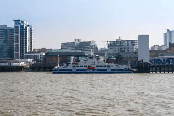 Woolwich Ferry attraverso il Tamigi a Londra — Foto Stock