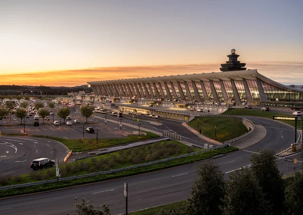 Aeroporto de Dulles ao amanhecer perto de Washington DC — Fotografia de Stock
